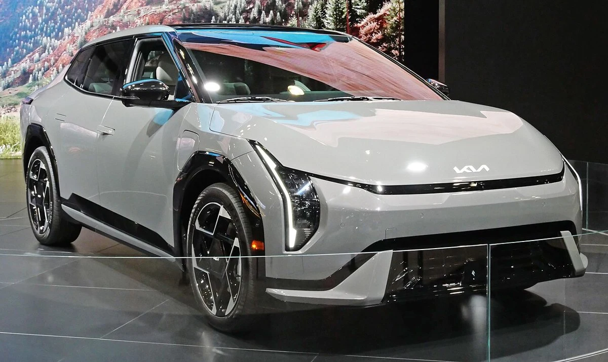 Kia EV4 Fastback – modelbillede; udstyr og årgang kan variere