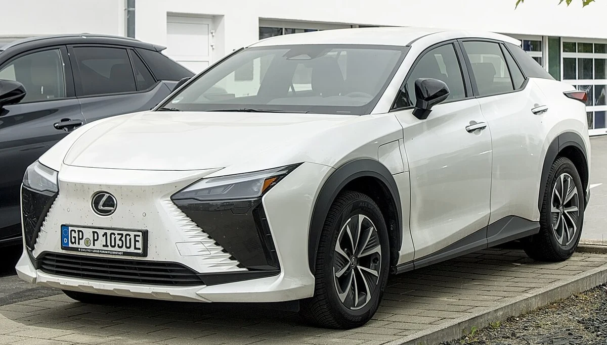 Lexus RZ – modelbillede; udstyr og årgang kan variere
