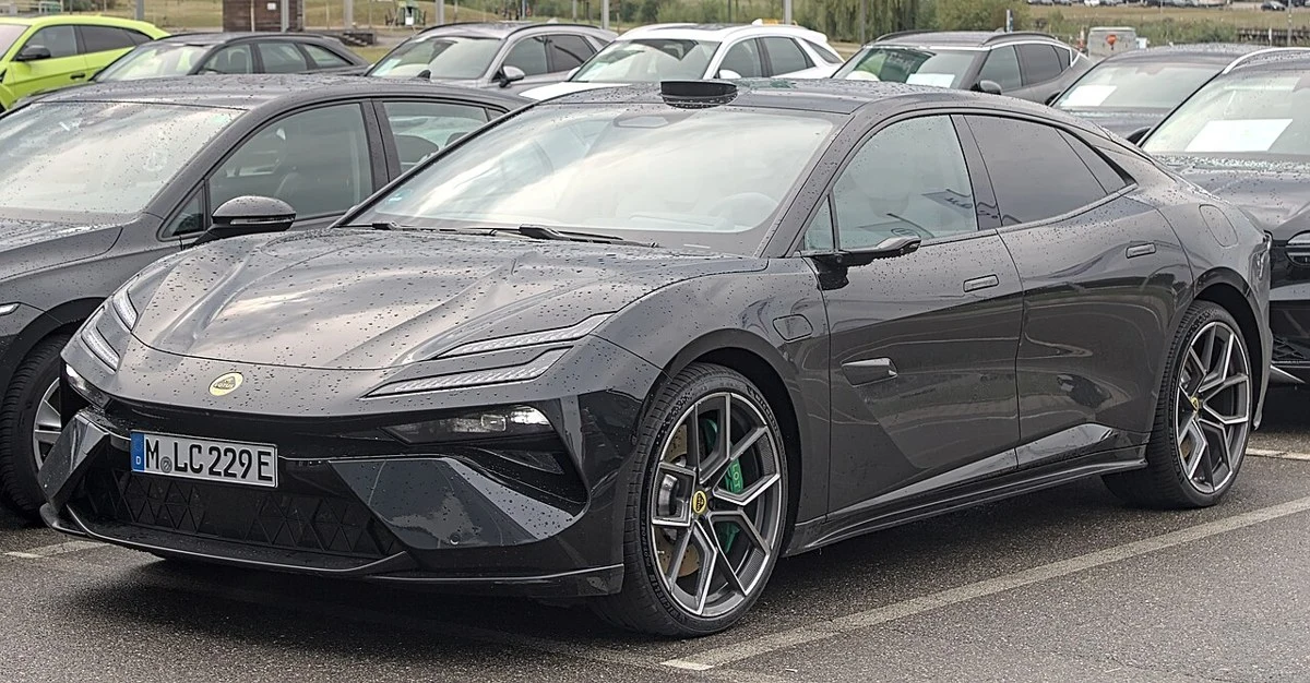 Lotus Emeya – modelbillede; udstyr og årgang kan variere