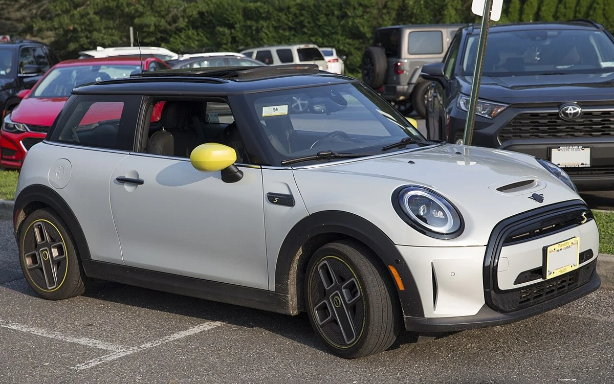 MINI Cooper SE – modelbillede; udstyr og årgang kan variere