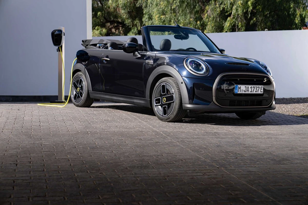 MINI Cooper SE Cabriolet – modelbillede; udstyr og årgang kan variere
