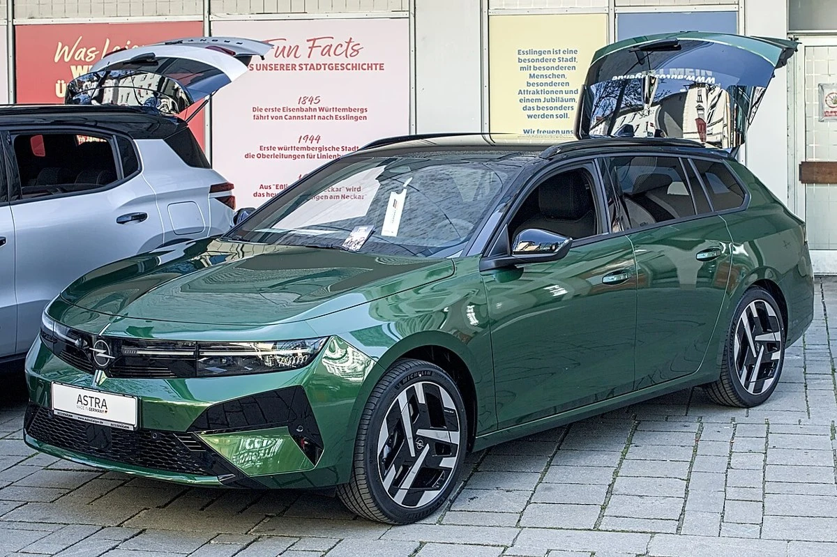 Opel Astra Sports Tourer Electric – modelbillede; udstyr og årgang kan variere