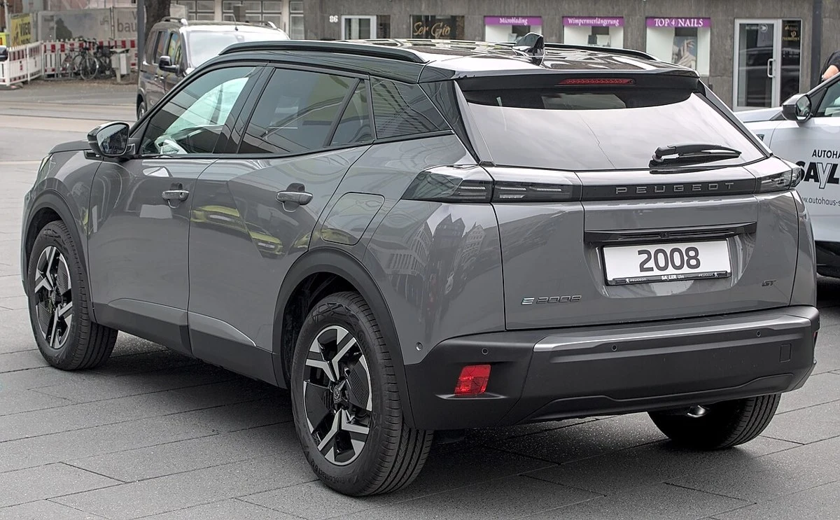 Peugeot E-2008 – modelbillede; udstyr og årgang kan variere