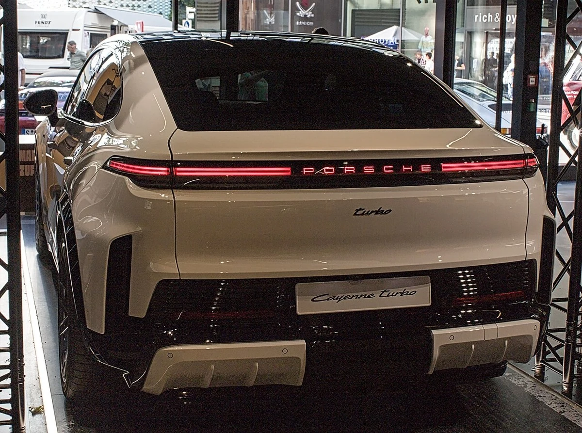 Porsche Cayenne Coupé Electric – modelbillede; udstyr og årgang kan variere