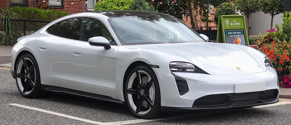 Porsche Taycan – modelbillede; udstyr og årgang kan variere