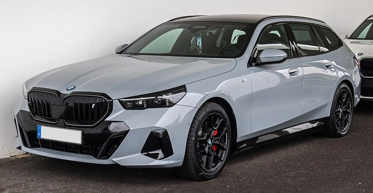 BMW i5 Touring – modelbillede; udstyr og årgang kan variere