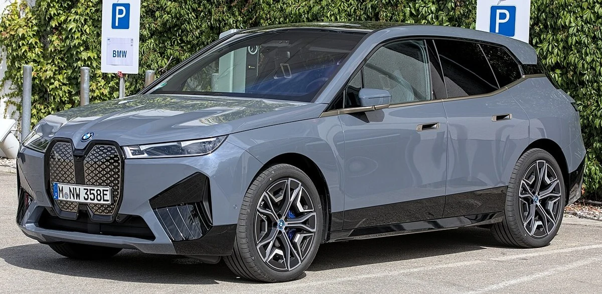 BMW iX – modelbillede; udstyr og årgang kan variere
