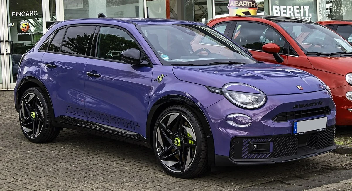 Abarth 600e – modelbillede; udstyr og årgang kan variere