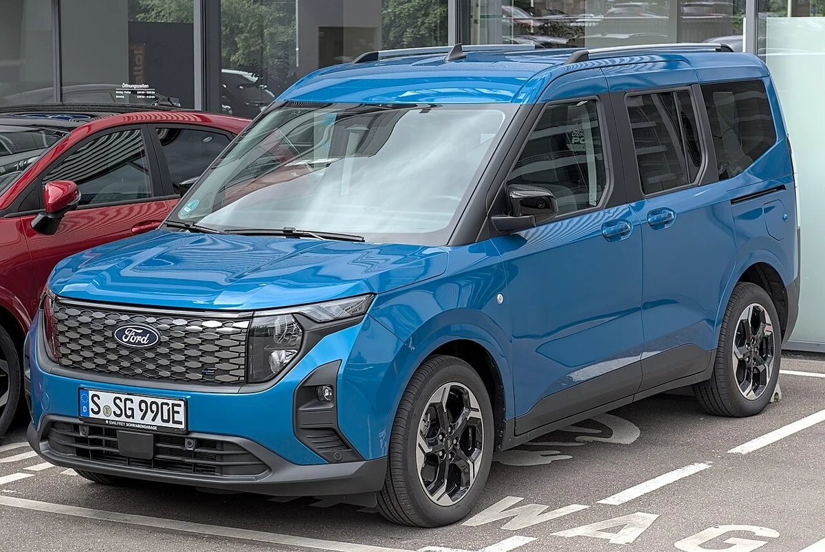 Ford E-Tourneo Courier – modelbillede; udstyr og årgang kan variere